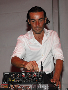 DJ Denis aux platines